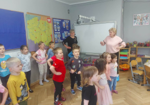 Zdjęcie przedstawia dzieci tańczące wspólnie z Seniorkami.