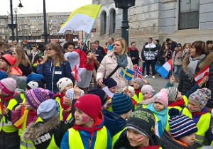Zdjęcie przedstawia grupę przedszkolaków na ulicy Piotrkowskiej podczas udziału w marszu " Kolorowa Tolerancja"