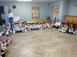 Szkoła do hymnu