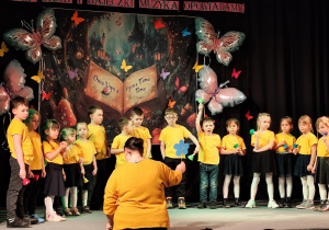 Na zdjęciu widzimy dzieci z grupy I, które wykonują na dzwonkach utwór "Hallelujah". Przed dziećmi stoi nauczycielka - dyrygenka.