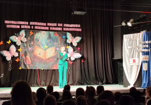 Na zdjęciu widzimy Panią prowadzącą Przegląd "Przedszkolne Orkiestry".