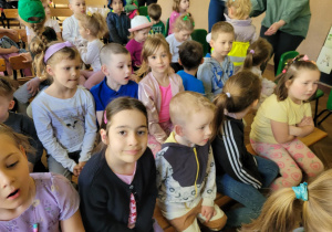 Na zdjęciu widzimy dzieci, które oglądają bajkę.
