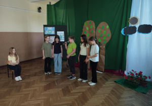 Na zdjęciu widzimy dzieci z klasy 3, które inscenizują bajkę dotyczącą dbania o Ziemię.