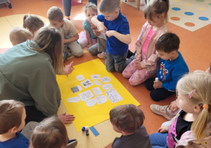 Na zdjęciu widzimy dzieci, które segregują i przyklejają na żółty karton dobre i złe zachowania ludzi względem środowiska.