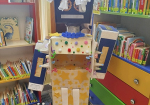 Zdjęcie przedstawia wystawę robotów kosmicznych w Bibliotece Miesjkiej Filia nr 72 w Łodzi.