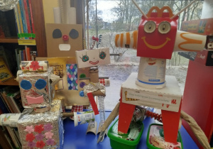 Zdjęcie przedstawia wystawę robotów kosmicznych w Bibliotece Miesjkiej Filia nr 72 w Łodzi.