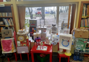 Zdjęcie przedstawia wystawę robotów kosmicznych w Bibliotece Miesjkiej Filia nr 72 w Łodzi.