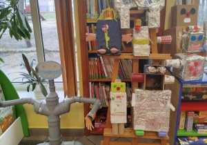 Zdjęcie przedstawia wystawę robotów kosmicznych w Bibliotece Miesjkiej Filia nr 72 w Łodzi.