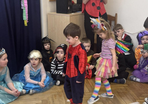 Dzieci pokonują wyznaczoną ścieżkę.