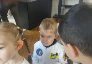 Dzieci w oczekiwaniu na swój występ