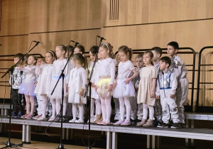 Dzieci na scenie podczas występu na Łódzkich Skrzydłach