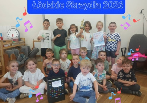 Zdjęcie grupowe z nagrodą