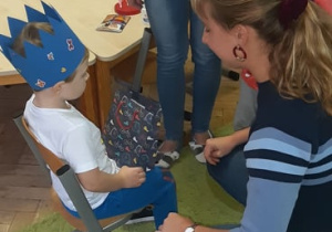 Zdjęcie przedstawia wolontariuszkę składającą życzenia chłopcu.