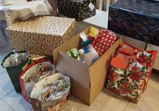 na zdjęciu widać paczki, pudełka i torby świąteczne