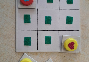 Zdjęcie przedstawia pomoc matematyczną, do gry w kółko i krzyżyk.