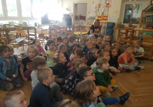 Dzieci siedzące podczas przedstawienia.