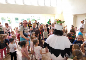 Zdjęcie przedstawia dzieci oraz bohaterów bajki "Rzepka" wspólnie tańczących.