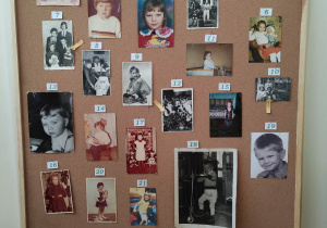 Zdjęcie przedstawia tablicę "My też byliśmy kiedyś mali", na której znajdują się zdjęcia z dzieciństwa wszystkich pracowników przedszkola.
