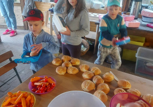 Na zdjęciu widać dzieci gotowe do kmponowania swojego posiłku