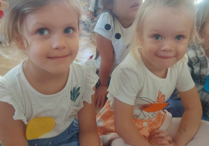 Zdjęcie przedstawia dwie dziewczynki z kropkami na bluzkach