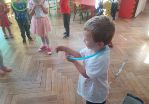 Chłopiec podczas zabawy z kolorowymi obręczami.