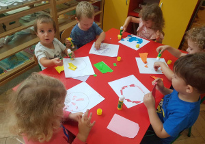 Dzieci projektujące swoje kropki.