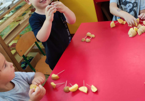 Dzieci wykonują figurki z ziemniaków