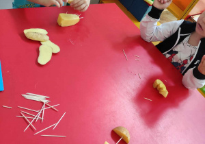 Dzieci wykonują figurki z ziemniaków