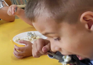Dzieci degustują sałatkę