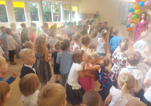 Zdjęcie przedstawia grupę dzieci podczas śpiewania hymnu przedszkolaka