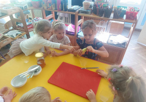 Zdjęcie przedstawia dzieci podczas wykonywania swoich zdrowych deserów
