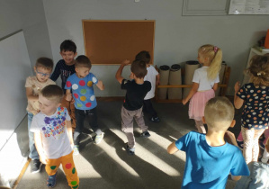 Na zdjęciu widzimy grupkę dzieci, która wykonuje taniec "kropkowy".