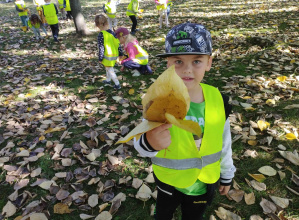 Spacer do pobliskiego parku - zbieramy liście