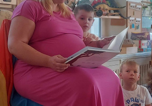 Zdjęcie przedstawia mamę Mikołaja podczas czytania
