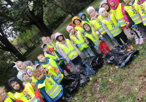 dzieci z workami uzbieranych śmieci