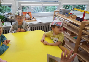 Dzieci po skońcoznej pracy przy czapkach.