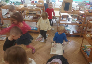 Na zdjęciu widać dzieci podczas zabaw ruchowych z gazetą.