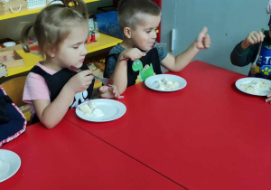 Dzieci jedzą potrawę