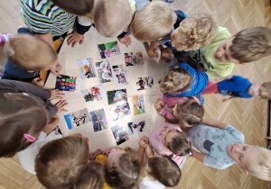 Zdjęcie przedstawia dzieci oglądające zdjęcia.