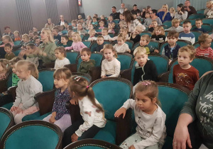 Dzieci oczekujące na spektakl.