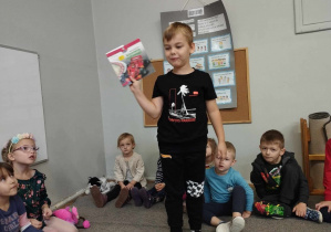 Na zdjęciu widzimy chłopca, który zadecydował, jaką książkę wypożyczy na weekend do przeczytania.
