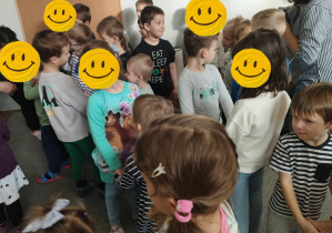 Na zdjęciu widzimy grupkę dzieci z dwóch przedszkoli, które wspólnie uczestniczą w zabawie ruchowej integracyjnej.