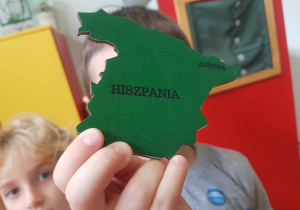 Prezentacja kształtu państwa Hiszpanii przez dziecko.