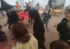 Zdjęcie przedstawia przebrane dzieci biorące udział w zabawie tanecznej.