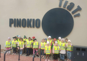 Zdjęcie grupowe pod logo teatru Pinokio