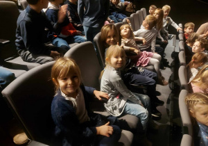 Na zdjęciu widać siedzące dzieci na widowni