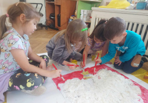 Na zdjęciu widać współpracę dzieci przy tworzeniu gdła