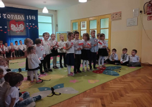 Na zdjęciu widzimy dzieci z grupy I jak śpiewają piosenkę "Polska - moją ojczyzną kochaną".