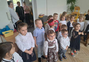 Zdjęcie przedstawia grupę dzieci stojących na baczność.