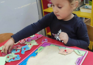 Dziewczynka układa mapę Polski